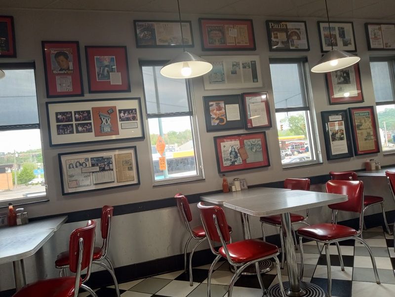 The Retro Diner Atmosphere You'll Want to Linger In