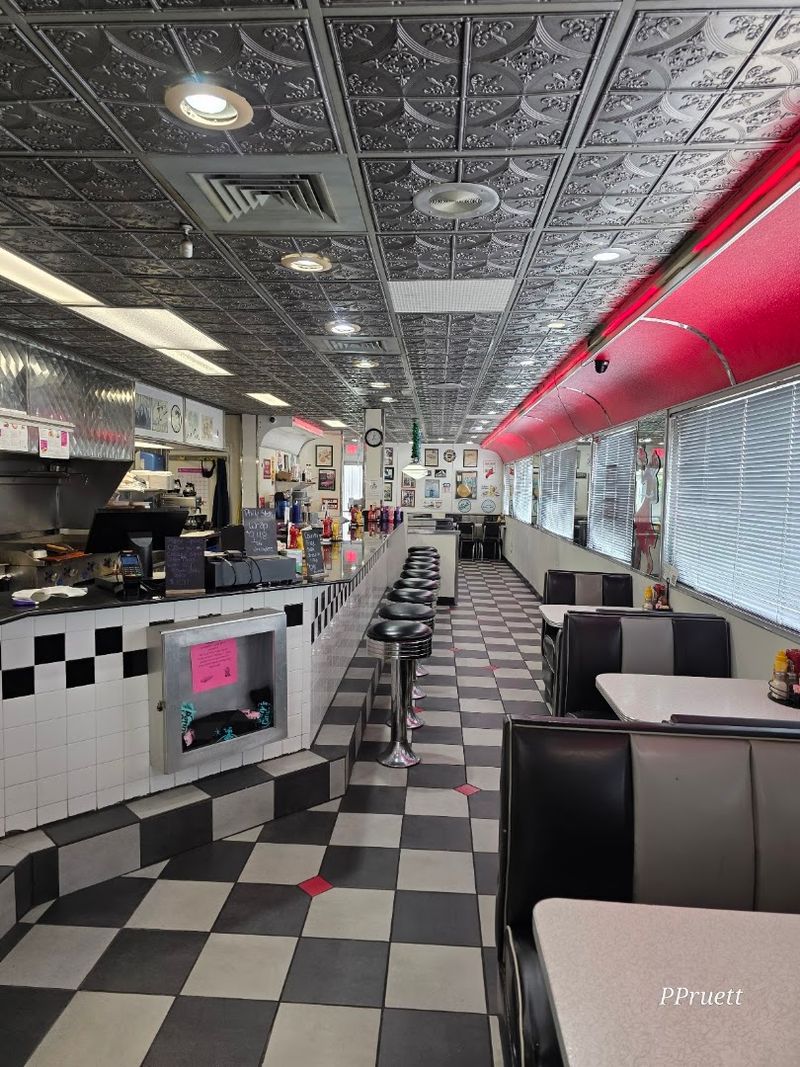 The Retro Railcar Atmosphere That Pulls You Right In The Retro Railcar Atmosphere That Pulls You Right In
