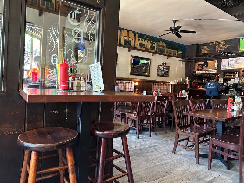The Vintage Atmosphere and Historic Decor The Vintage Atmosphere and Historic Decor
