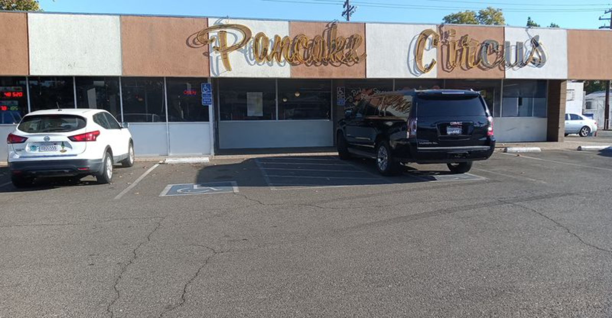 Theres A Circus Themed Diner Hiding In California And Its As Quirky As It Sounds