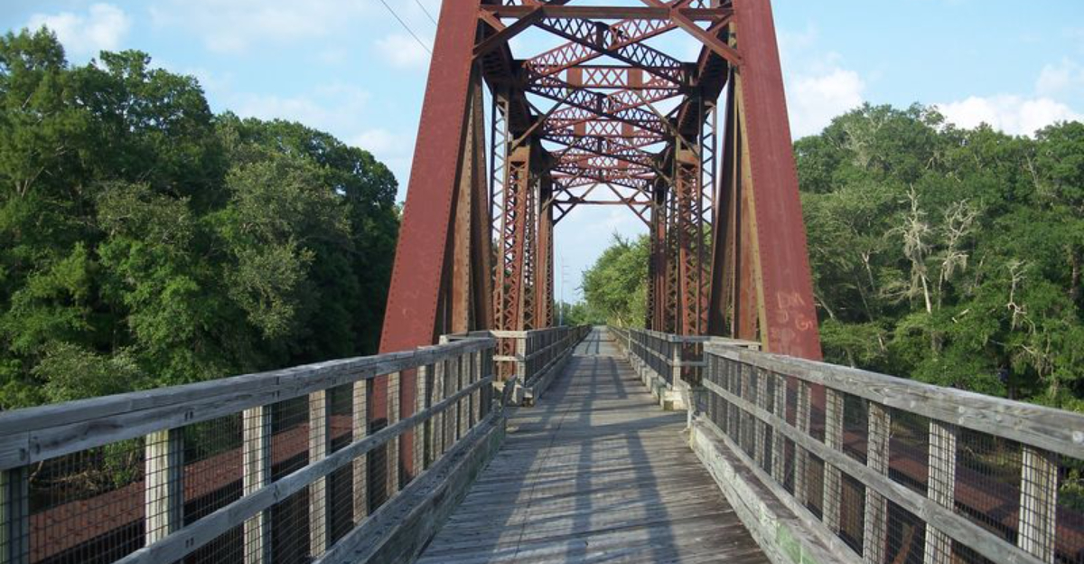 This 32 Mile Florida Bike Trail Winds Through Four Charming Small Towns