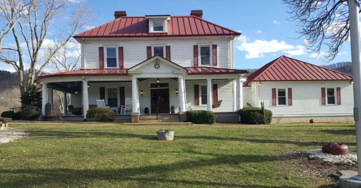 This Cash Only Virginia Restaurant Draws Crowds Who Dont Mind Sharing Tables