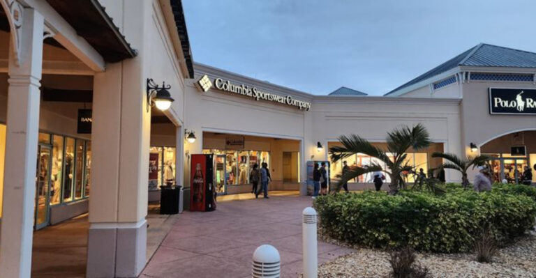 This Enormous Florida Outlet Mall Makes A $50 Shopping Budget Go A Surprisingly Long Way