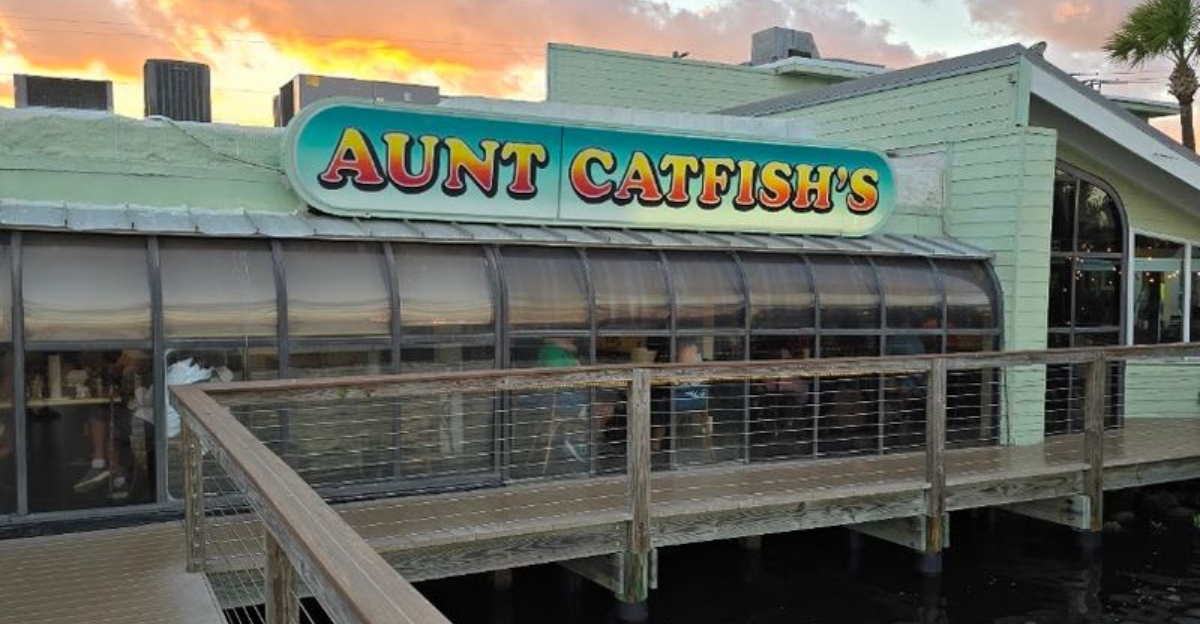This Florida Riverside Cafe Serves Fried Shrimp That Keep People Coming Back Again And Again