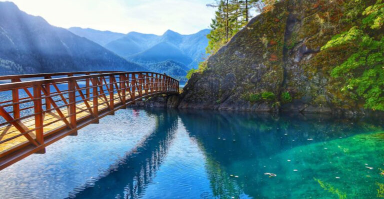 This Hidden Washington Lake Beach Has Crystal-Clear Water That Rivals The Caribbean