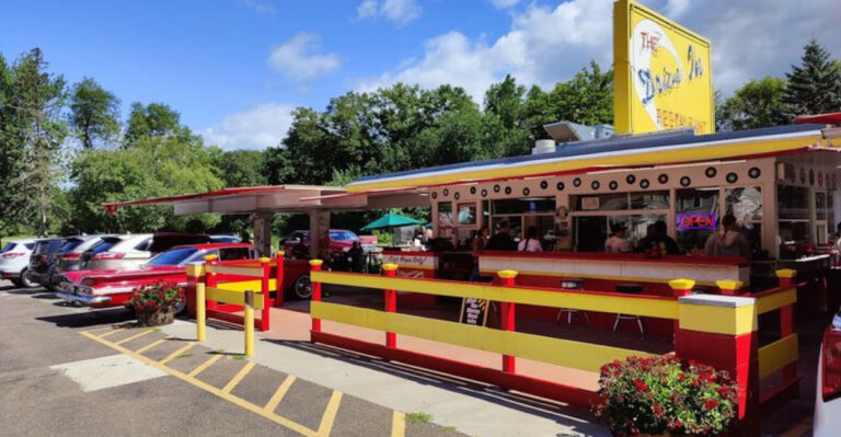 This Minnesota Restaurant Combines Great Food And Mini Golf For The Perfect Family Outing