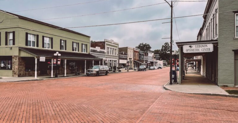 This Quiet Little Illinois Town Feels Like A World Away From Everyday Life