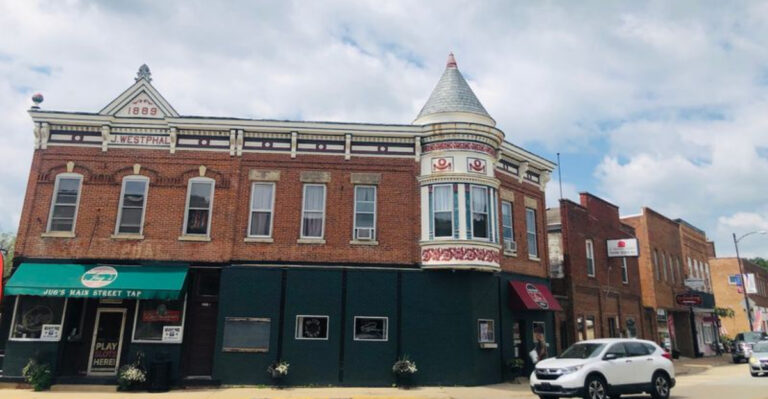 This Under-The-Radar Illinois Town Is Quietly Keeping Tourist Crowds Away
