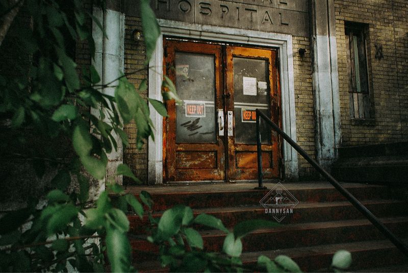 Tour Guides Eddie and the Curious Twins Who Bring History to Life