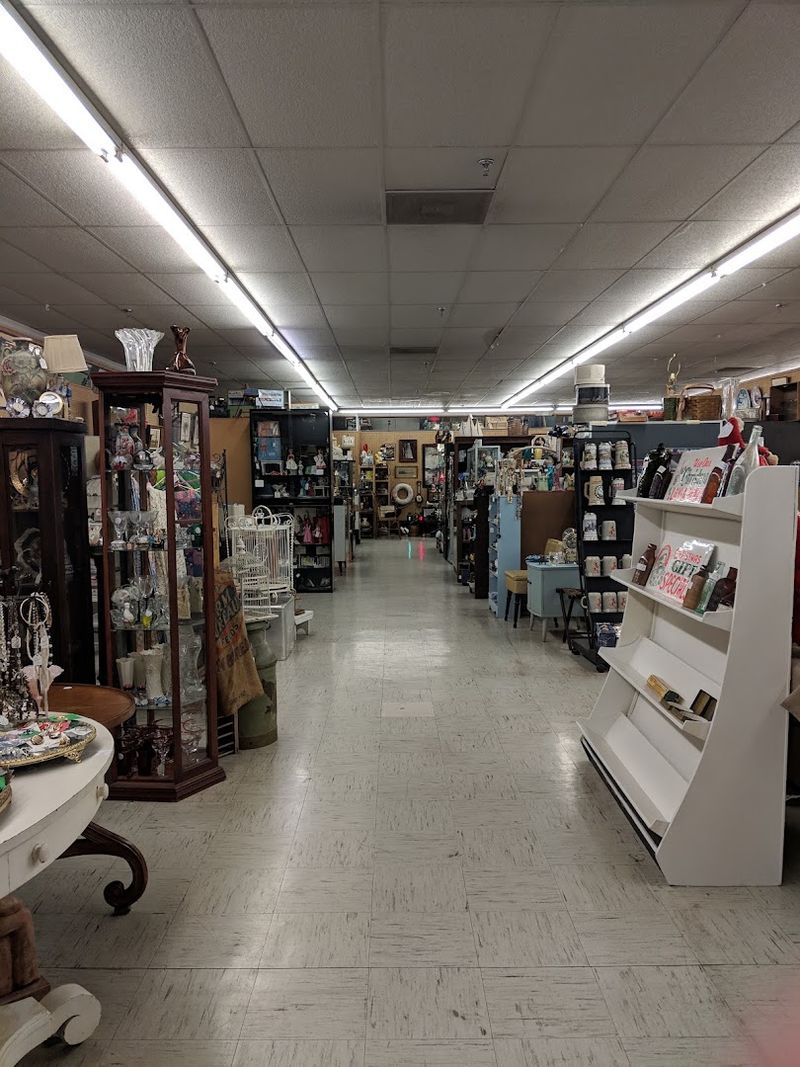 Vintage Clothing and Accessories Worth Digging For Vintage Clothing and Accessories Worth Digging For