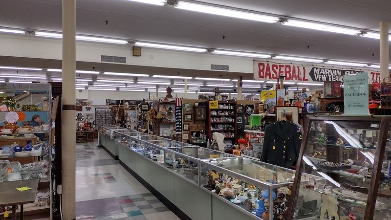 Vintage Clothing and Retro Fashion Finds