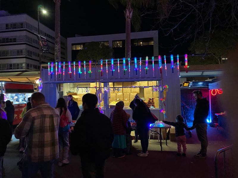 Warm Food Stalls Worth the Wait