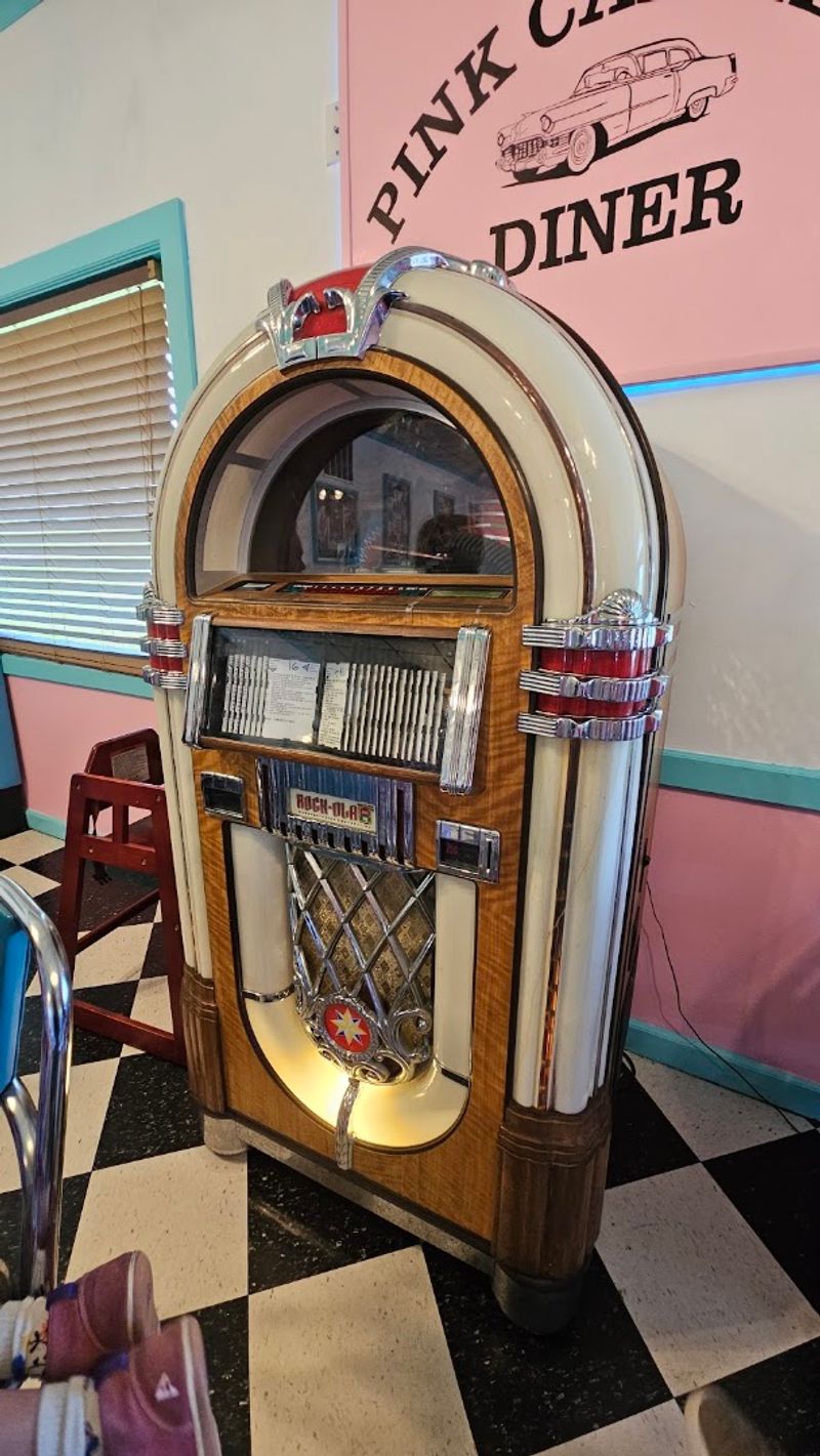 Working Jukebox and Old-School Diner Soundtrack Working Jukebox and Old-School Diner Soundtrack