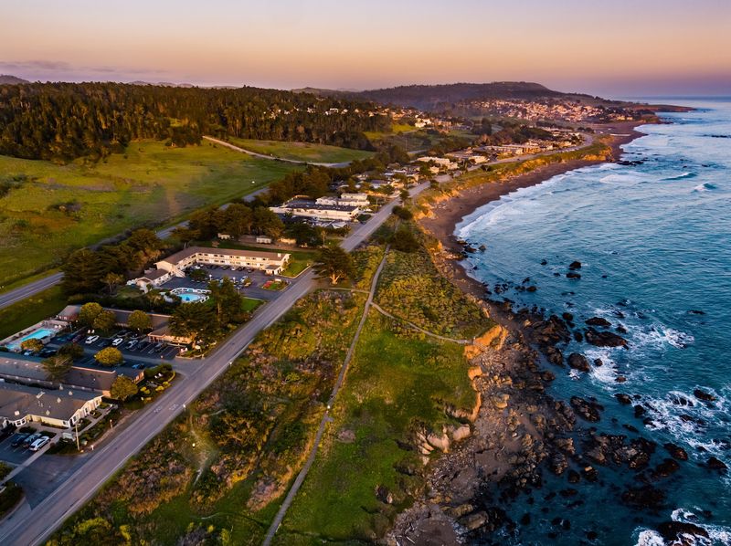 A Coastal Retreat Between Two Cities A Coastal Retreat Between Two Cities