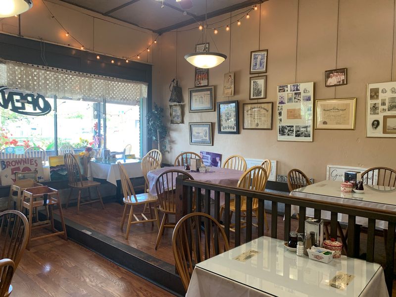 A Cozy Cafe for Breakfast and Lunch