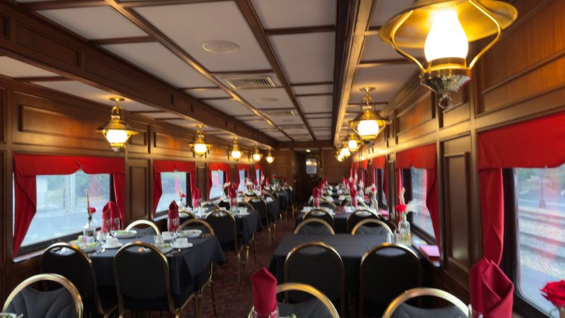 A Dining Room That Runs on Tracks A Dining Room That Runs on Tracks