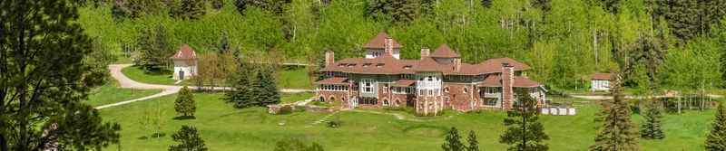 A Grand Estate Tucked in the Rockies