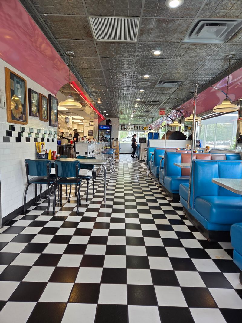 A Greek-American Diner With A 1950s Soul