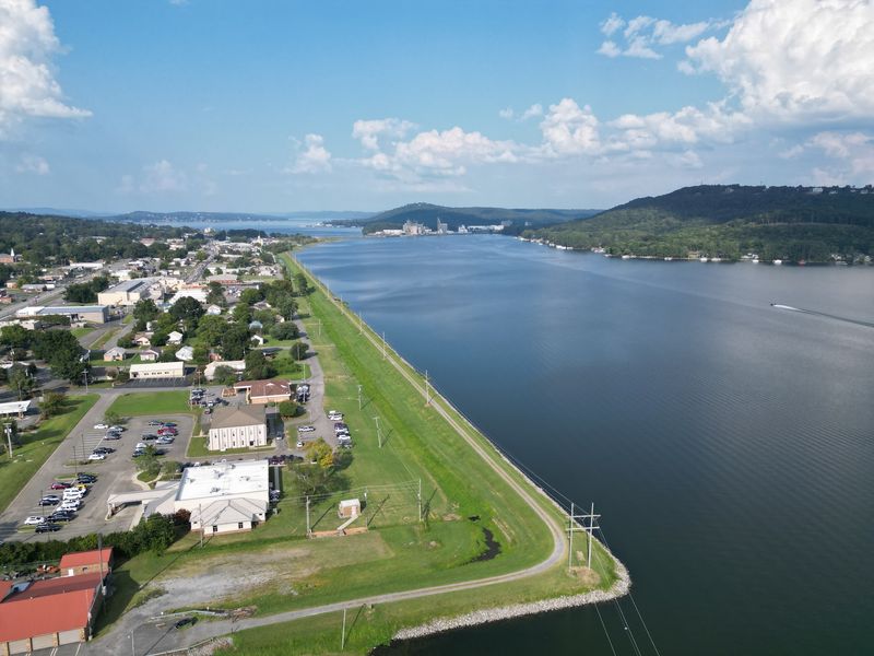 A Lakeside County Seat in Marshall County