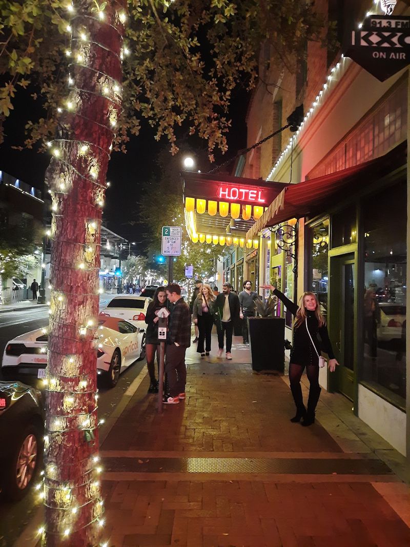 A Lively Atmosphere Best Suited For Night Owls