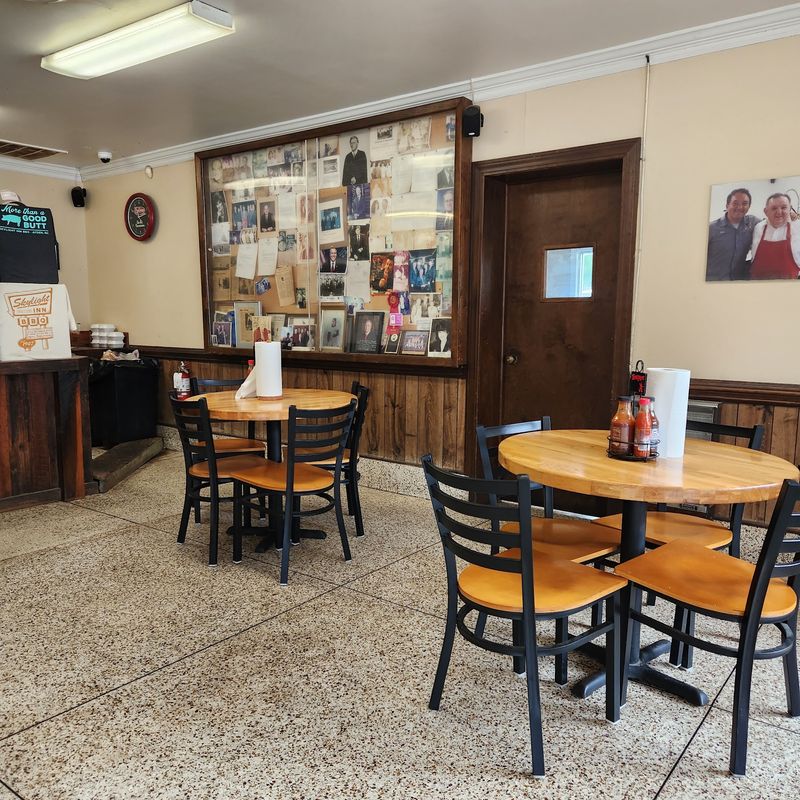 A Locals' Hangout Where Everybody Knows Everybody A Locals' Hangout Where Everybody Knows Everybody