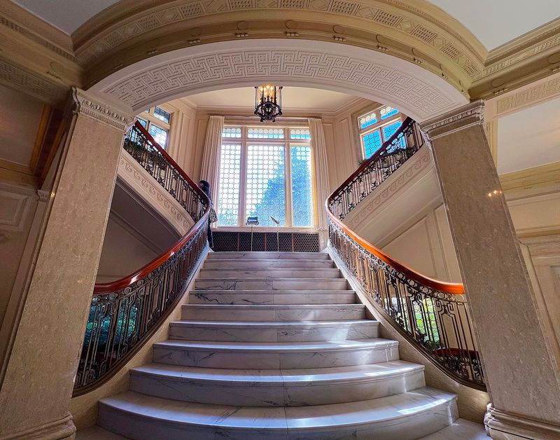 A Mansion Designed With Shocking Modern Technology for Its Time