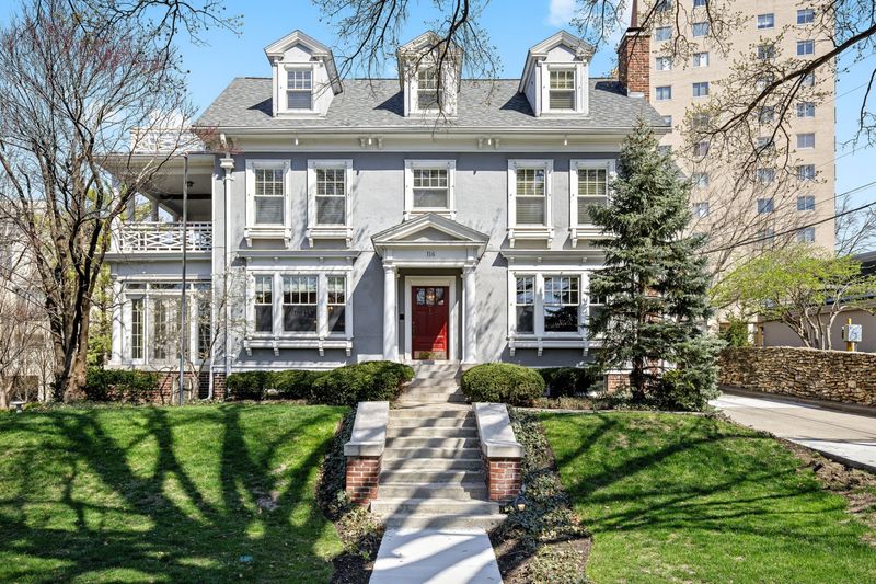 A New England-Style Retreat Tucked Near the Plaza