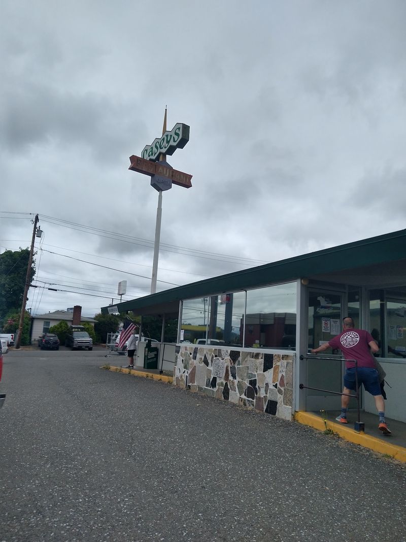 A Roadside Diner Tucked Behind the Chevron