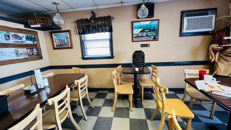 A Seat-Yourself, Locals-First Atmosphere