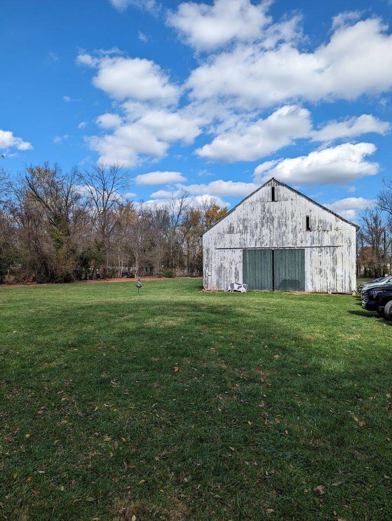 A Setting Wrapped in Horse Farms and Open Fields A Setting Wrapped in Horse Farms and Open Fields