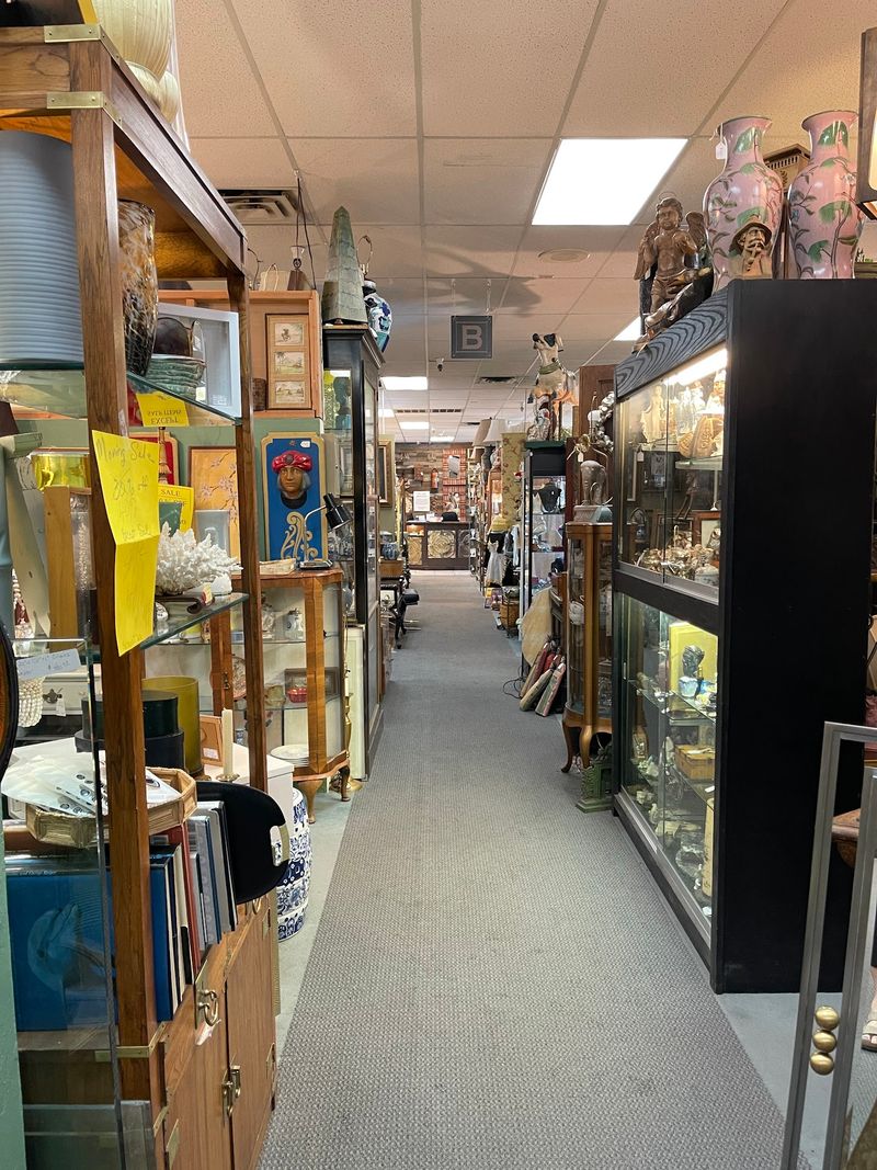 A Showroom Built For Long, Winding Walks