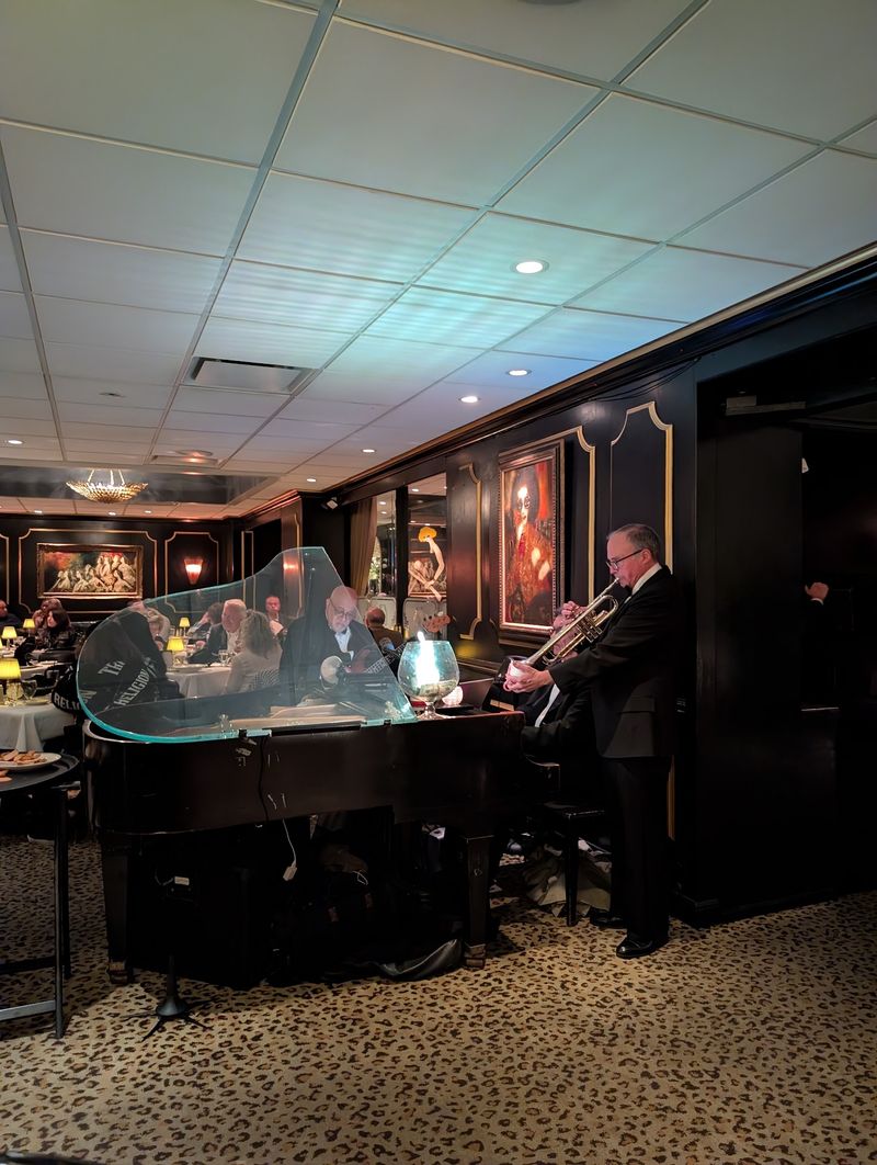 A Supper Club Frozen in the Best Way A Supper Club Frozen in the Best Way