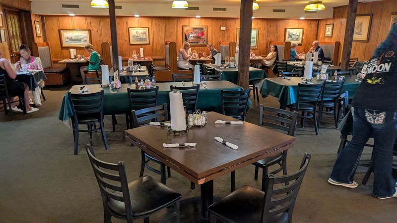 A Table That Fits Solo Visits and Family Trips A Table That Fits Solo Visits and Family Trips