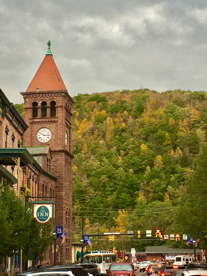 Autumn Color That Draws the Crowds
