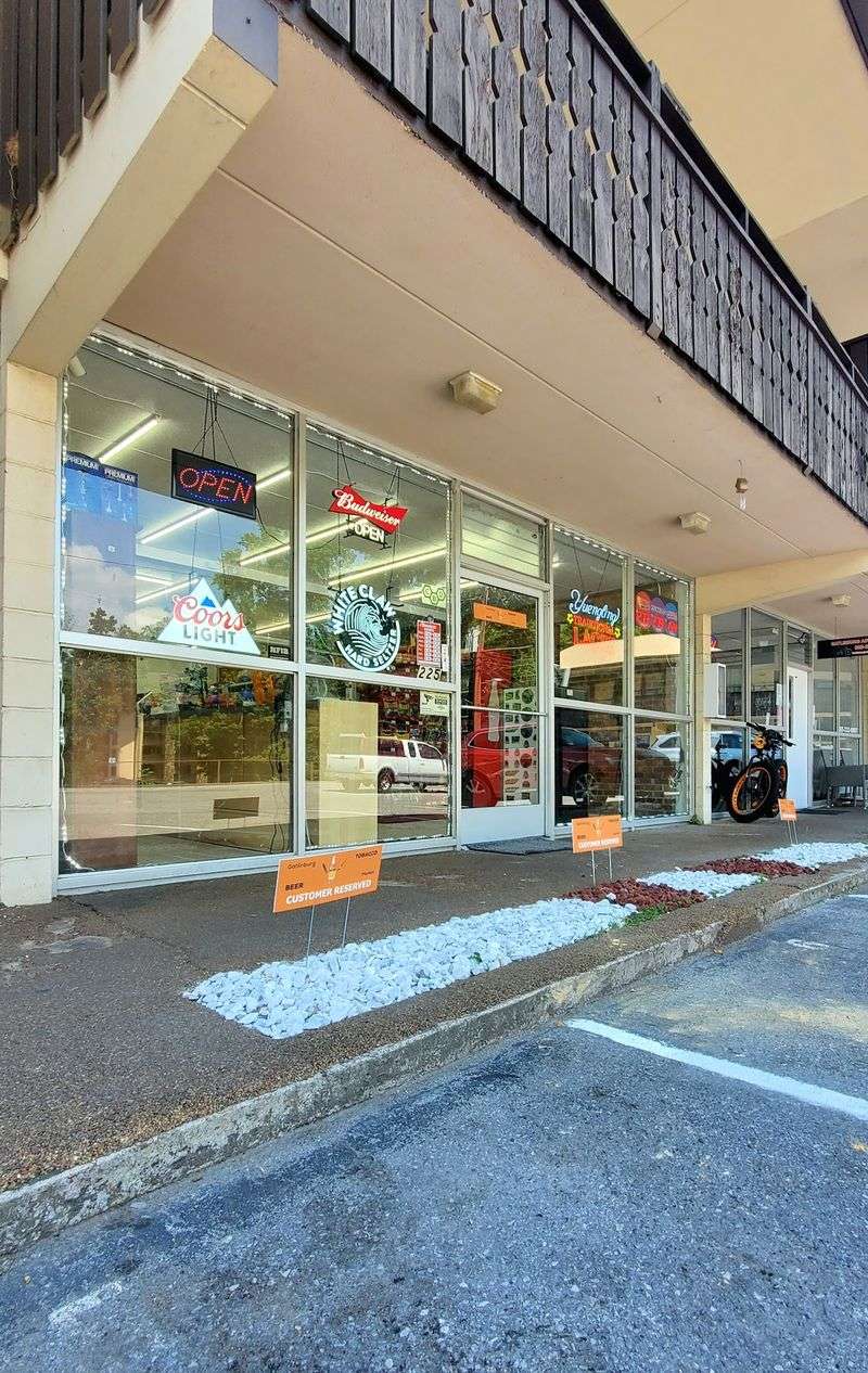 Bon Ton Mini Mart & Cafe, Gatlinburg, Tennessee