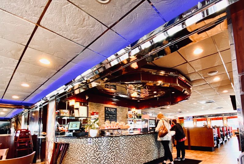 Booths and Chrome That Turn Back the Clock