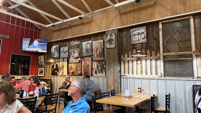 Bourbon Barrel Foods area diners, Bardstown
