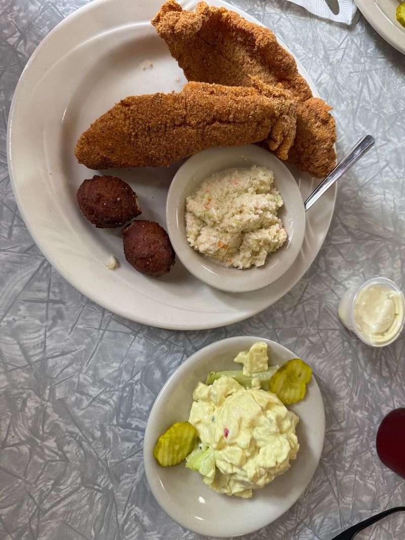 Bozo's Hot Pit Bar-B-Q area catfish stops, Mason