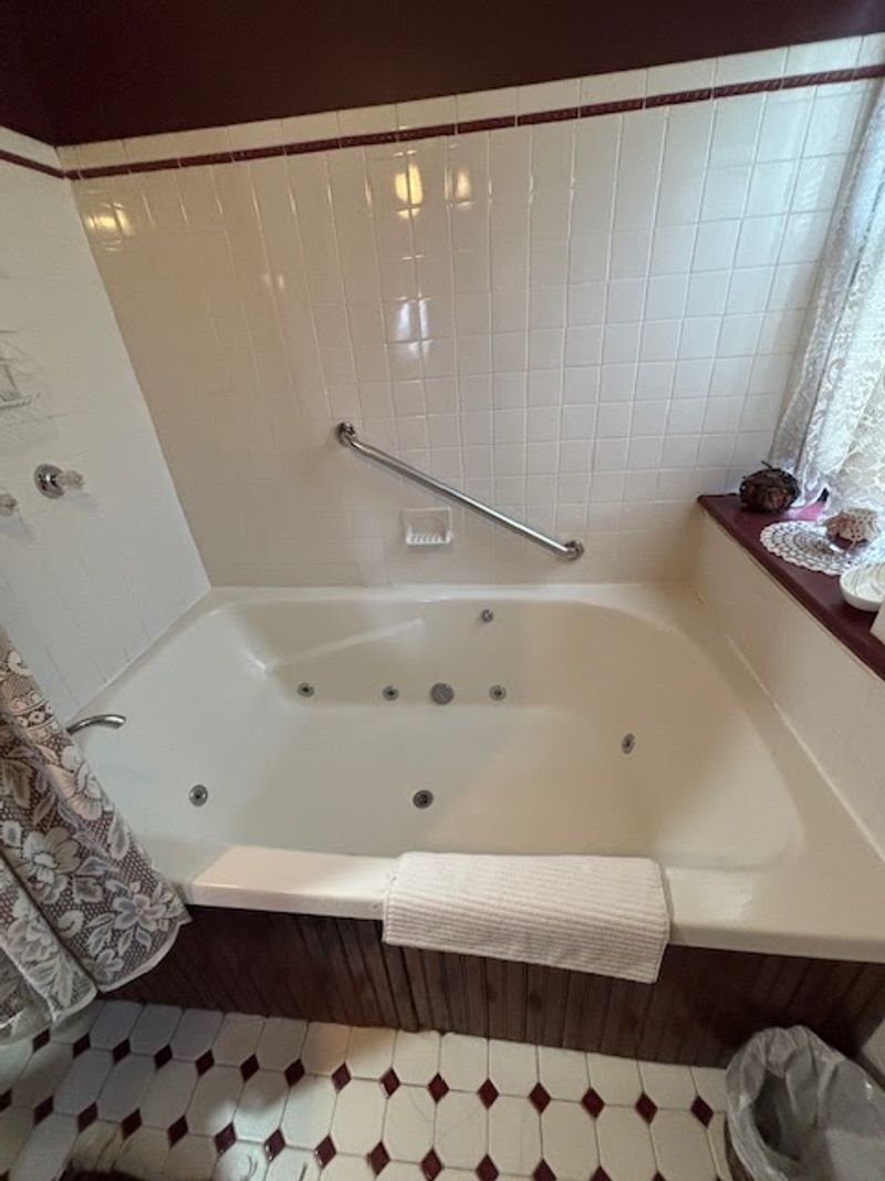 Claw-Foot And Whirlpool Tubs In Every Detail
