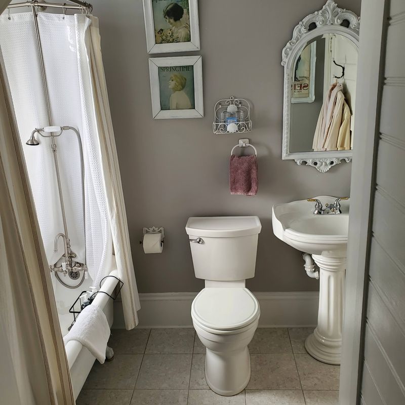 Claw-Foot Tubs And En Suite Comforts Claw-Foot Tubs And En Suite Comforts
