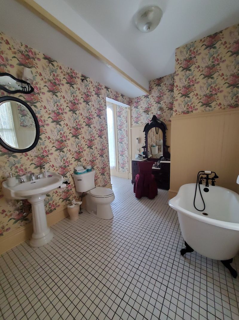 Claw Foot Tubs And Modern Comforts
