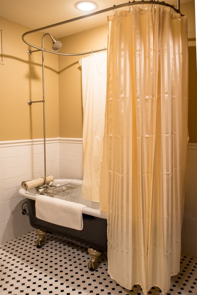Claw-Foot Tubs and Genuine Vintage Touches Claw-Foot Tubs and Genuine Vintage Touches