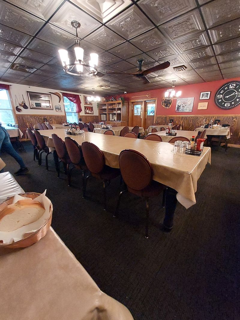 Community Tables And Family-Style Seating Community Tables And Family-Style Seating
