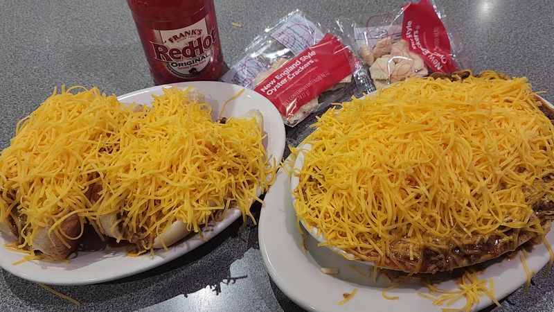 Coneys, papas fritas con queso y más