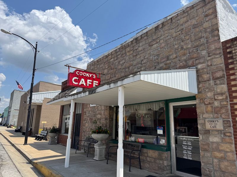 Cooky's Cafe, Golden City
