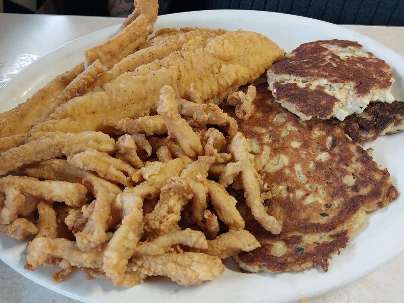 Crab Cakes That Keep the Regulars Talking Crab Cakes That Keep the Regulars Talking