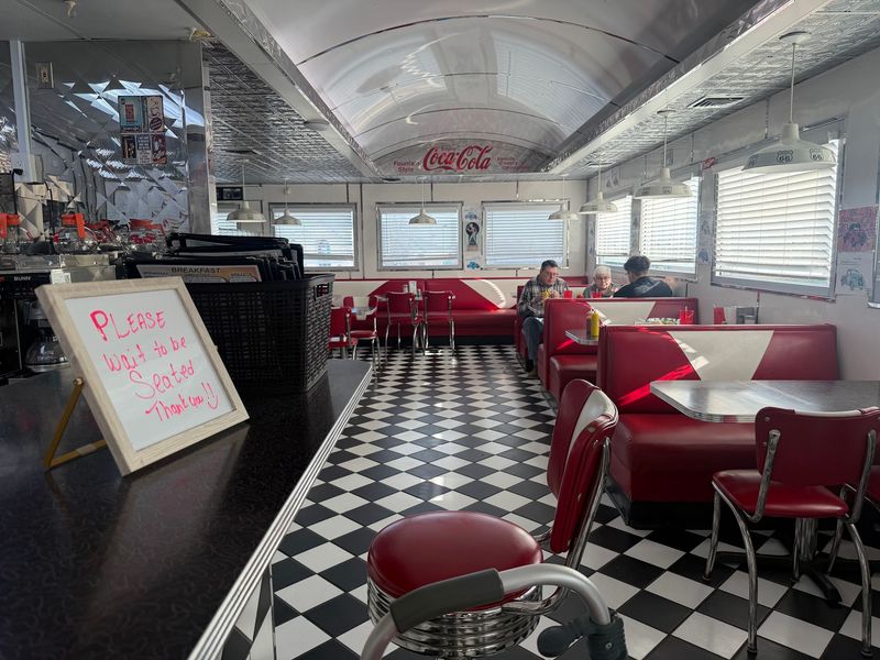 Decor That Time-Travels To The '50s Decor That Time-Travels To The '50s