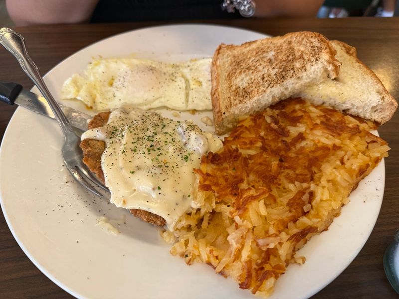 Eggs Benedict That Turns First-Timers Into Regulars Eggs Benedict That Turns First-Timers Into Regulars