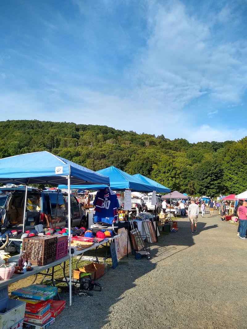 Elephant's Trunk Flea Market, New Milford, Connecticut Elephant's Trunk Flea Market, New Milford, Connecticut