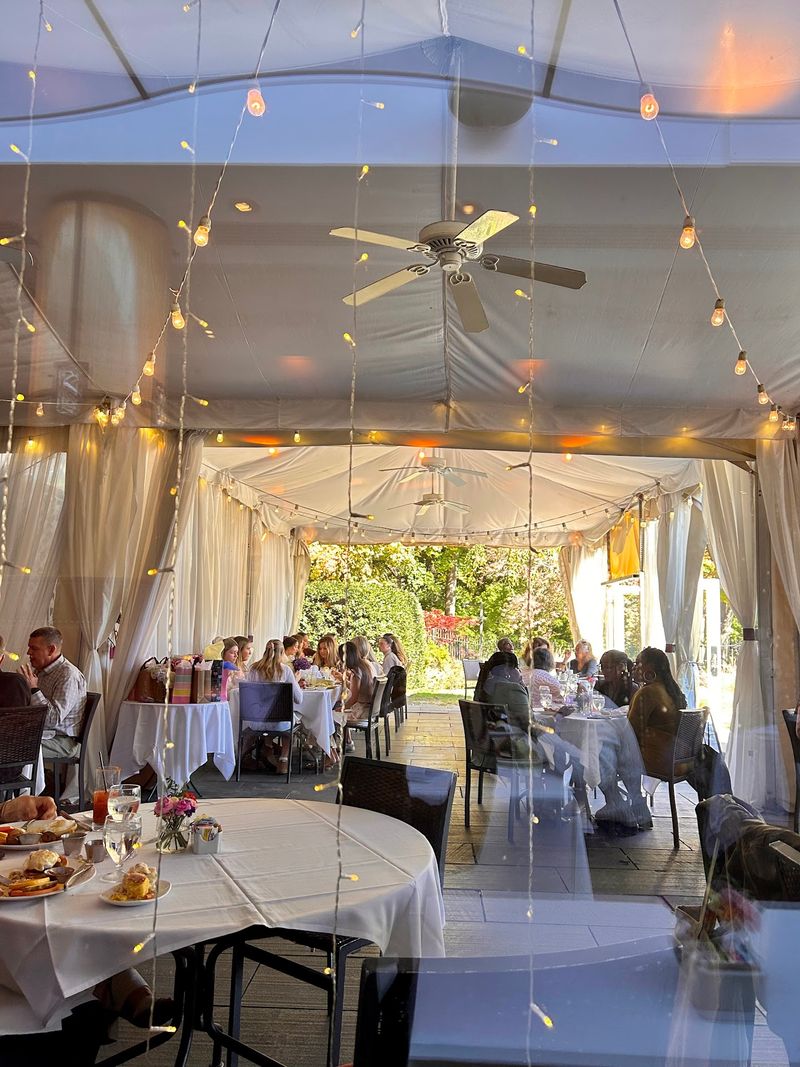 Exceptional Service That Guests Remember by Name Exceptional Service That Guests Remember by Name